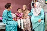 Che Puan Muda Zaheeda (kiri) bertanya mengenai Aulia kepada Siti Nur Atiqah (kanan) ketika berkenan menziarahinya di Bertam, Kepala Batas.