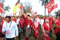 Aminuddin (tengah) ketika tiba untuk proses penamaan calon bag DUN Linggi di Kompleks Pentadbiran Daerah Port Dickson pada Sabtu. Foto Bernama