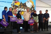 Ahmad Zahid (tengah) merasmikan Program GEMA @ KKDW peringkat Negeri Sembilan 2026 di Felda Palong 8 pada Sabtu.