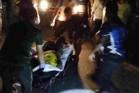 Orang ramai membantu mangsa selepas diserang gajah di Kampung Orang Asli Perjek, RPS Legap, Sungai Siput pada malam Jumaat.