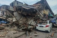 Sebuah bangunan rumah kedai runtuh dan menghempap dua kenderaan di Kota Laksamana.