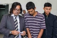 Seorang penganggur direman enam hari bermula hari ini kerana disyaki mencederakan isterinya di sebuah rumah di Jalan Kubang Siput Khamis lepas.
Ketua Polis Daerah Arau Superintenden Ahmad Mohsin Md Rodi berkata pihaknya menerima laporan daripada wanita berusia 40 tahun itu dan suspek 39 tahun ditahan ketika hadir memberi keterangan di Ibu Pejabat Polis Daerah (IPD) Arau semalam.
-- fotoBERNAMA (2026) HAKCIPTA TERPELIHARA