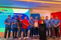 Pihak pengurusan TNB bersama pihak pengurusan media yang bertanding bergambar bersama pila yang menjadi rebutan