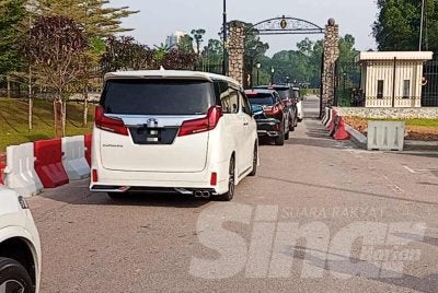 Kenderaan membawa bakal Exco memasuki Istana Bukit Serene.