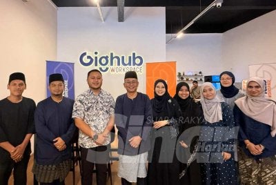 Mohd Ridhwan (tiga dari kiri) menyempurnakan pembukaan Gighub Workspace pada Jumaat. Foto Sinar Harian 