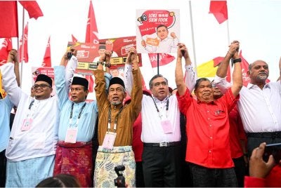Calon PH bagi DUN Chennah, Anthony (tiga, kanan); Pertang, Mohd Umry Abdul Khois (kiri); Sungai Lui, Zainal Fikri Abd Kadir (dua, kiri) dan Klawang, Bakri Sawir (tiga, kiri), berarak diiringi Gobind (kanan) dan Mohamad Sabu, bersama penyokong menuju ke Pusat Penamaan Calon Dewan Besar Kuala Klawang.
