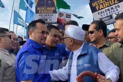 Abdul Hadi beramah mesra dan bersalaman dengan Asyraf Wajdi ketika bertemu di pekarangan Pusat Penamaan Calon Dewan Besar Pejabat Daerah dan Tanah Jempol pada Sabtu. 