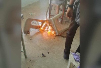 Pengawas terbabit terhidu bau asap sebelum membuat pemeriksaan di sebuah kelas dan mendapati sebuah kerusi plastik terbakar. Foto Facebook Mohd Fadli Salleh