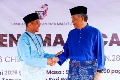Mohamad akan berdepan persaingan satu lawan satu bagi mempertahankan kerusi DUN Rantau dengan calon PH, Dr Azizul Hakim di Pusat Penamaan Calon Dewan Seri Rembau. Foto Bernama