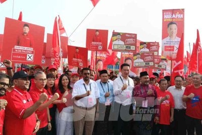 Fahmi turut hadir mengiringi empat calon PH ke pusat penamaan calon di Dewan Besar Pejabat Daerah dan Tanah Jempol pada Sabtu.