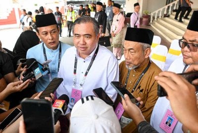 Anthony (dua, kiri) ketika sidang media selepas proses penamaan calon di Pusat Penamaan Calon Dewan Besar Kuala Klawang Jelebu. Foto Bernama
