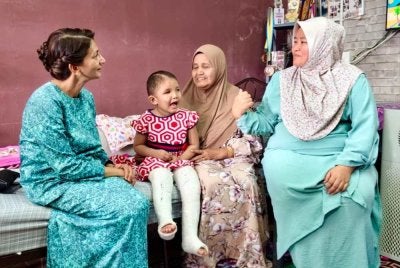 Che Puan Muda Zaheeda (kiri) bertanya mengenai Aulia kepada Siti Nur Atiqah (kanan) ketika berkenan menziarahinya di Bertam, Kepala Batas.