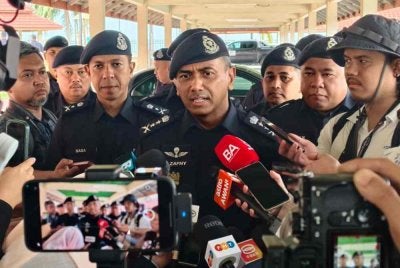 Alzafny ketika sidang akhbar selepas proses penamaan calon di Auditorium Kompleks Pentadbiran Port Dickson pada Sabtu.