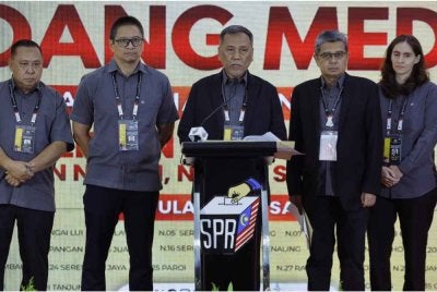 Pengerusi SPR, Datuk Seri Ramlan Harun (tengah) ketika sidang media pada penamaan calon sempena PRN Negeri Sembilan ke-16 di Wisma Persekutuan Seremban pada Sabtu. Foto Bernama