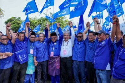 Johari (depan, empat kiri) mengiringi calon di kerusi Gemencheh, Suhaimizan (depan, lima kiri) dan calon Repah, Koh Kim Swee (baju putih) pada hari penamaan calon di Dewan Perdana Tampin. Foto Bernama
