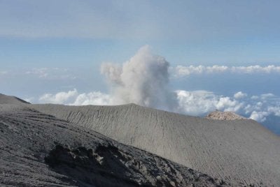 Gunung Semeru di Indonesia meletus tiga kali pada pagi Sabtu. 