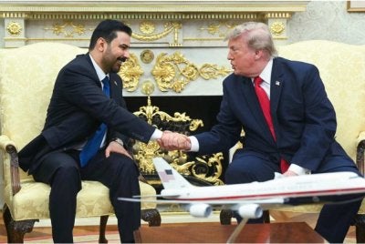 Trump (kanan) menerima kunjungan al-Zaidi di Pejabat Oval di Rumah Putih pada awal minggu lalu. - Foto AFP