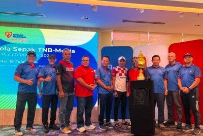 Pihak pengurusan TNB bersama pihak pengurusan media yang bertanding bergambar bersama pila yang menjadi rebutan