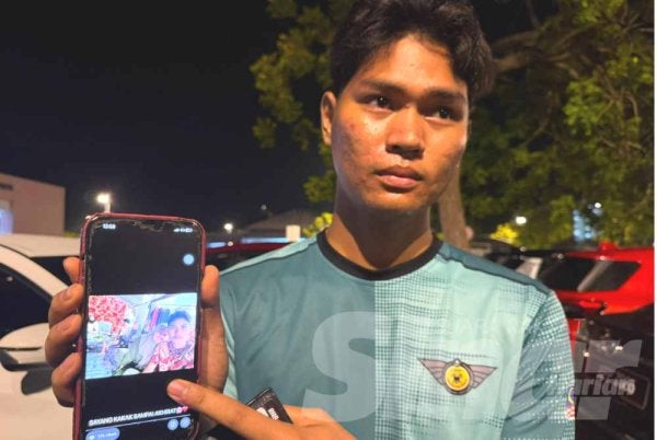 Nur Afizul menunjukkan gambar kenangan bersama kakaknya
ketika ditemui di Jabatan Forensik Hospital Sultanah Bahiyah (HSB) pada awal pagi Sabtu.