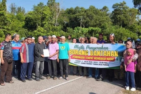 Antara penduduk yang membantah pembinaan pusat krematorium atau pembakaran mayat di Bukit Kuang, Terengganu.