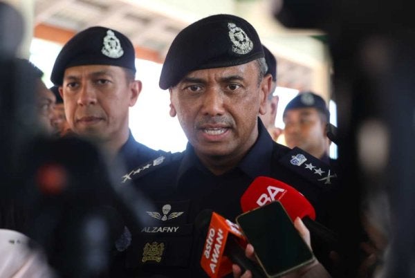 Alzafny ketika ditemui media selepas membuat tinjauan di pusat penamaan calon di Kompleks Pentadbiran Daerah Port Dickson pada Sabtu. Foto Bernama