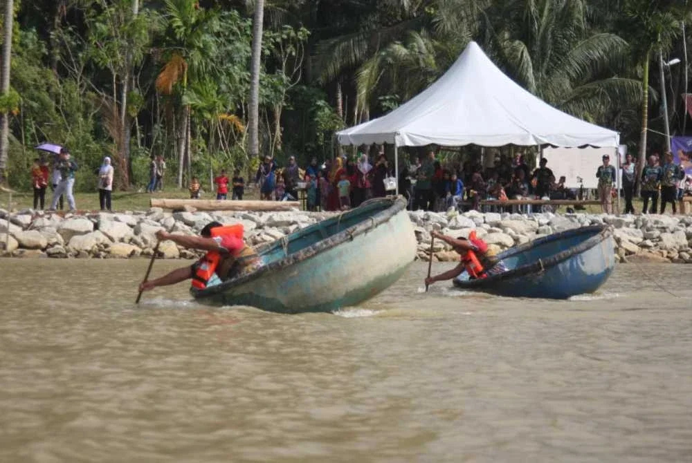 Aktiviti sukan rakyat di air yang diadakan di Teluk Renjuna. Foto: Ihsan Masjid Teluk Renjuna