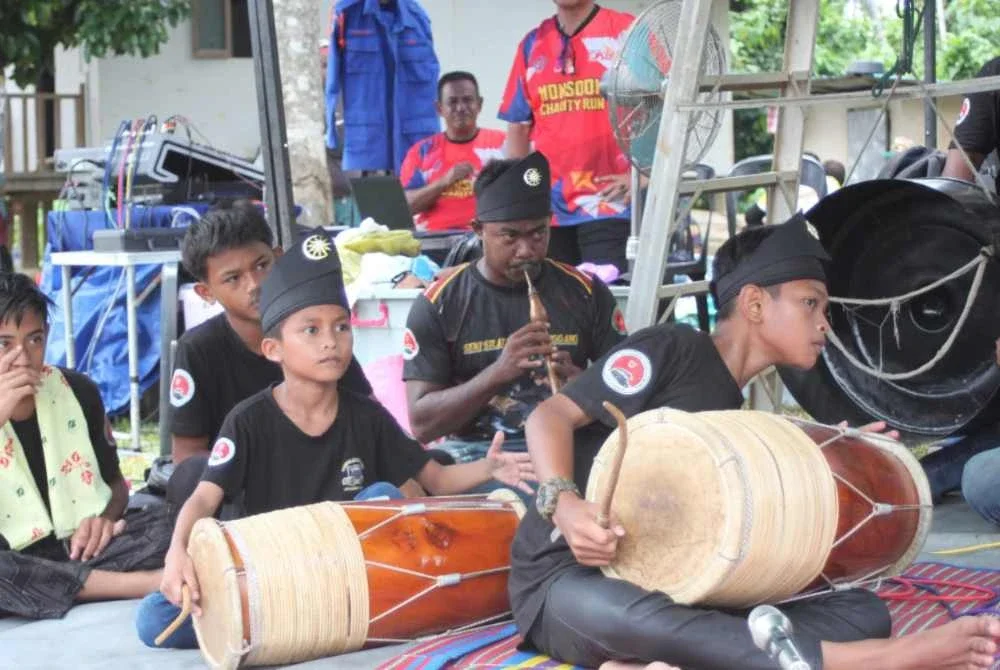 Antara warisan muzik dan gendang yang terpelihara boleh dilihat di Teluk Renjuna. Foto: Ihsan Masjid Teluk Renjuna