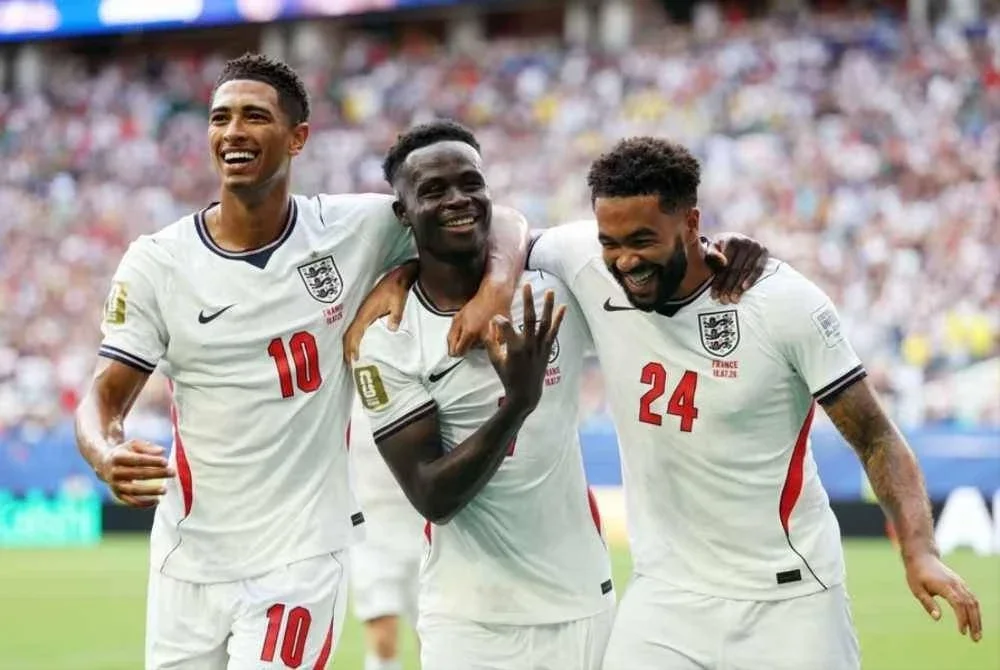 Saka (tengah) meledak hatrik ketika England menewaskan Perancis di penentuan tempat ketiga Piala Dunia. Foto: Agensi