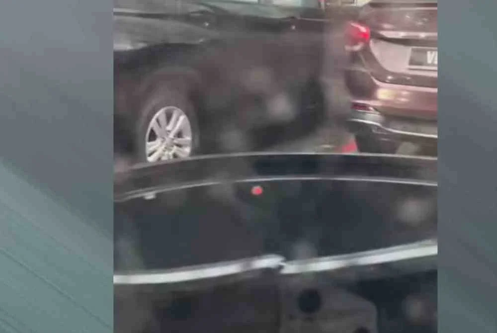 Kejadian itu tular di media sosial menerusi beberapa tangkap layar video yang memaparkan dua kenderaan rosak pada bahagian bumbung dipercayai akibat dihempap tangki air.
