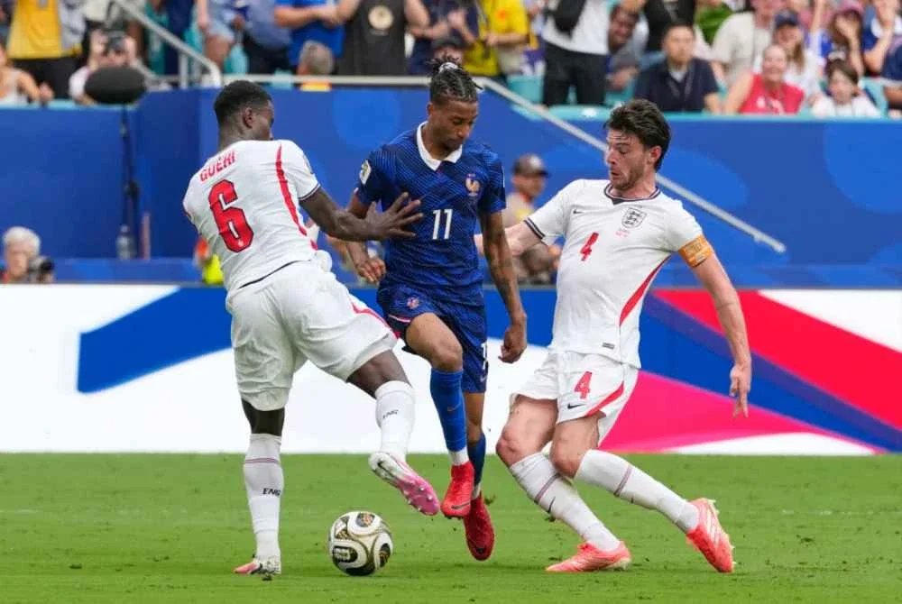 Olise (tengah) menyerlah ketika aksi penentuan tempat ketiga menentang England meskipun Perancis tewas dalam perlawanan itu. Foto: Agensi