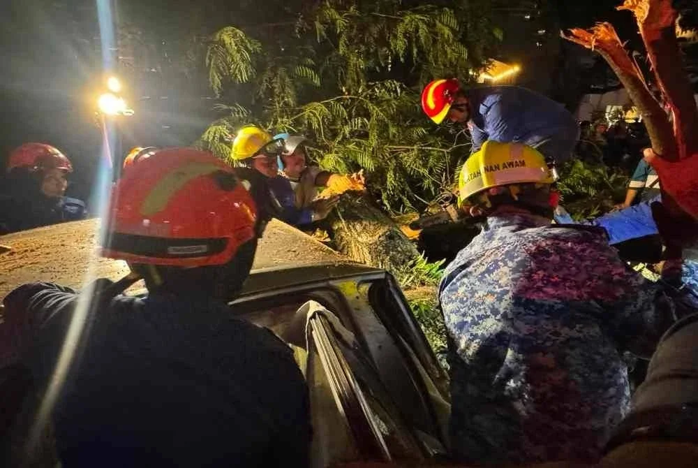 Anggota pasukan penyelamat menjalankan kerja kerja di lokasi kejadian pada Sabtu.