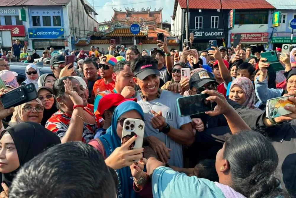 Syed Saddiq memasuki pusat bandar Muar sebelum merentasi Jambatan Sultan Ismail menuju ke lokasi penamat.
