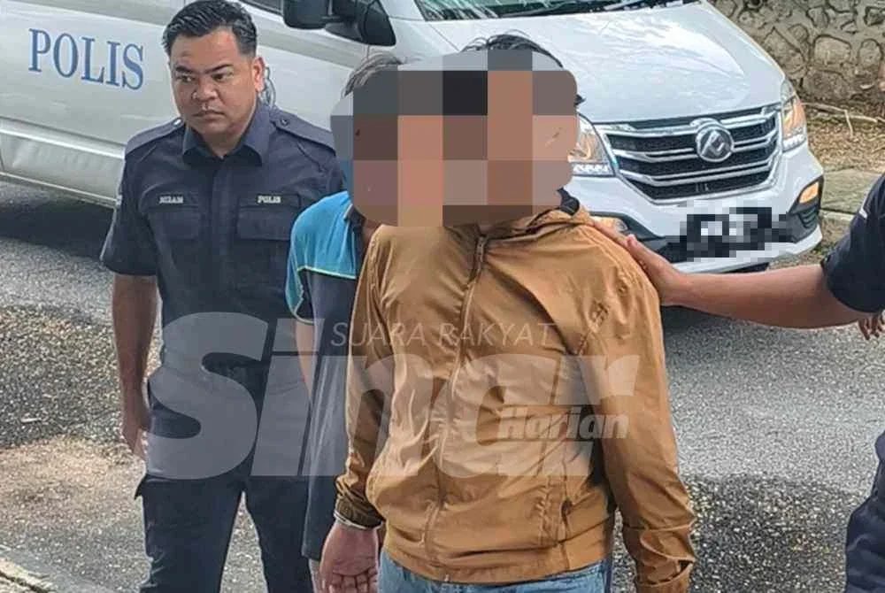 Suspek (berbaju coklat) dibawa polis ke mahkamah untuk permohonan reman.