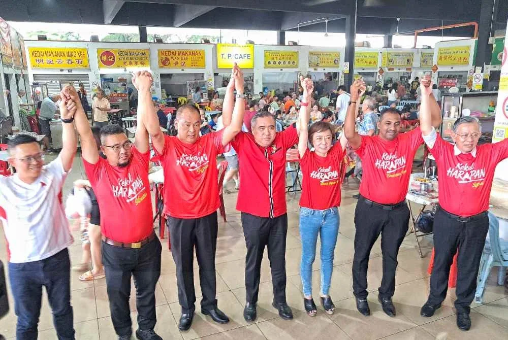 Anthony Loke (empat dari kiri) bersama calon-calon DAP di Pasar Besar Seremban.