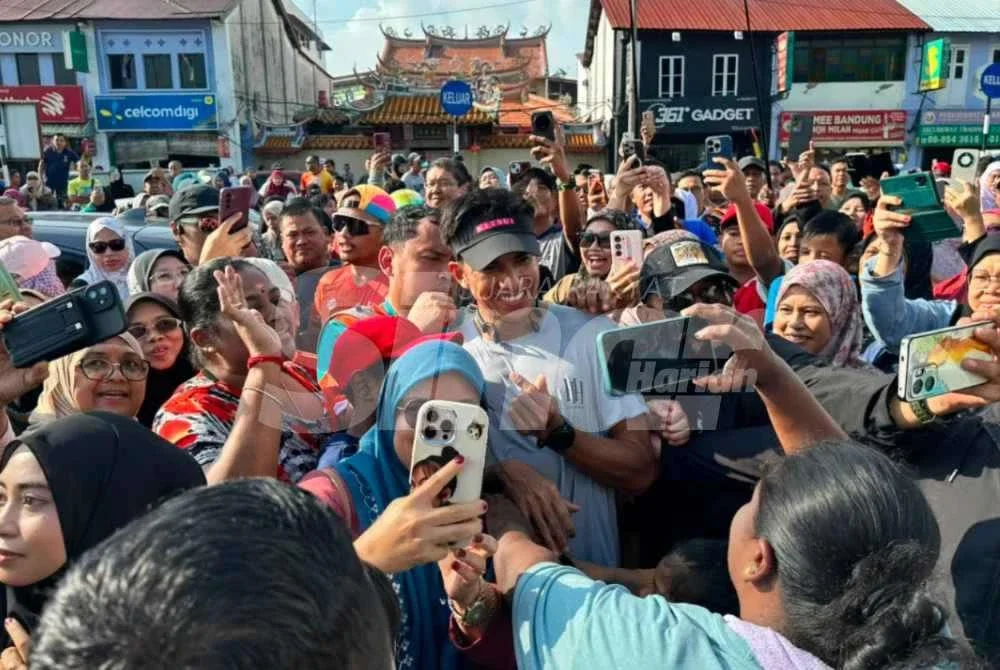 Syed Saddiq memasuki pusat bandar Muar sebelum merentasi Jambatan Sultan Ismail menuju ke lokasi penamat.