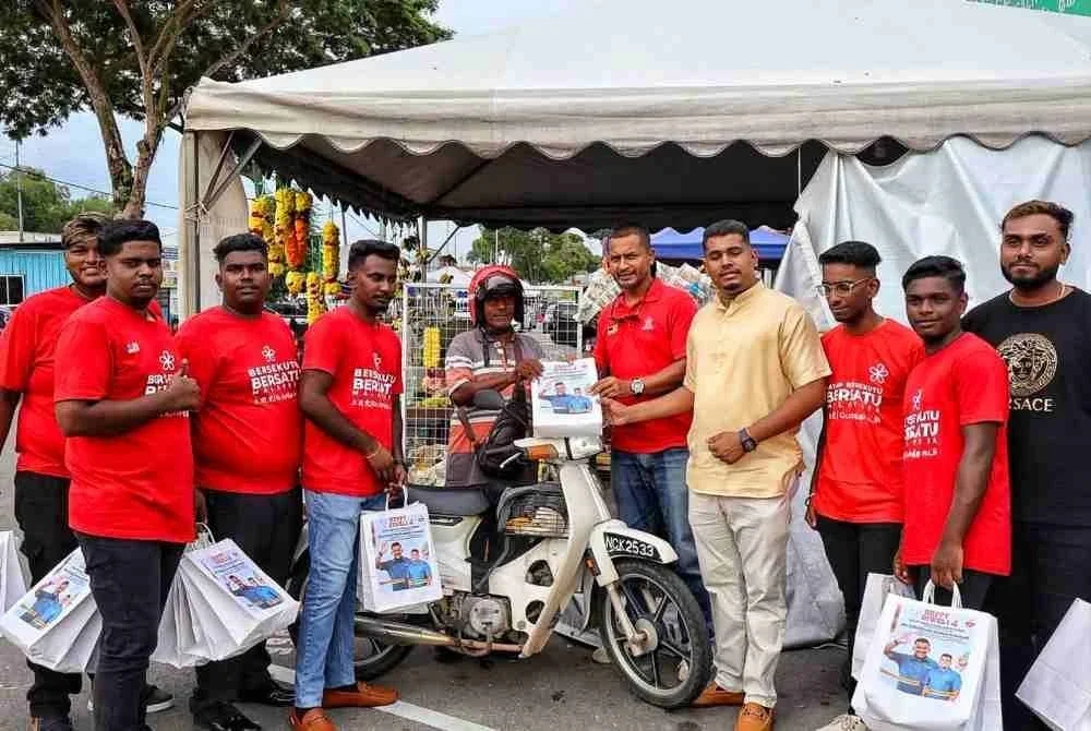 Leevineshwaraan (empat dari kanan) beramah mesra dengan masyarakat di DUN Sri Tanjung