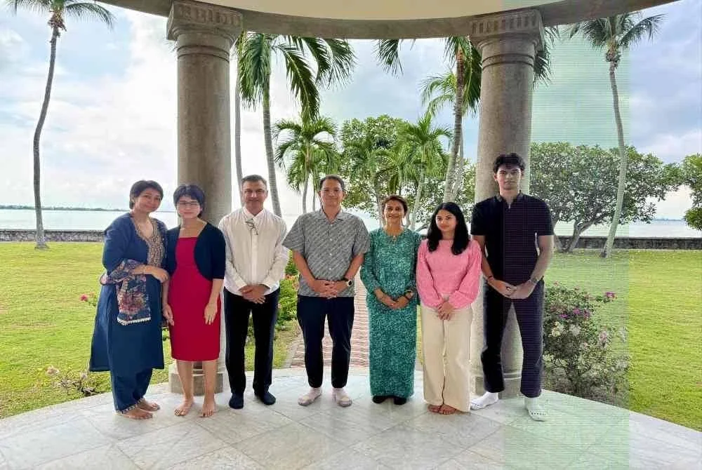 Raja Muda Kedah, Tengku Sarafudin Badlishah Al Aminul Karim Sultan Sallehuddin bersama keluarga berkenan menyantuni Reeya (dua kiri) dan ibu bapanya di Istana Kedah di Pulau Pinang pada Sabtu.