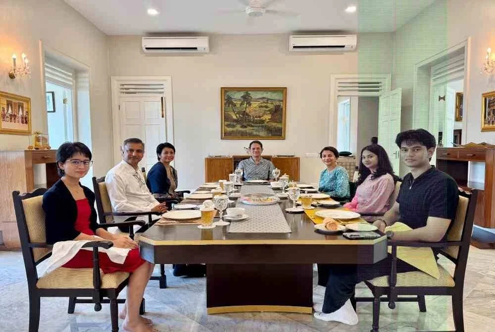 Raja Muda Kedah, Tengku Sarafudin Badlishah Al Aminul Karim Sultan Sallehuddin bersama keluarga berkenan menyantuni Reeya (kiri) dan ibu bapanya di Istana Kedah di Pulau Pinang pada Sabtu.
