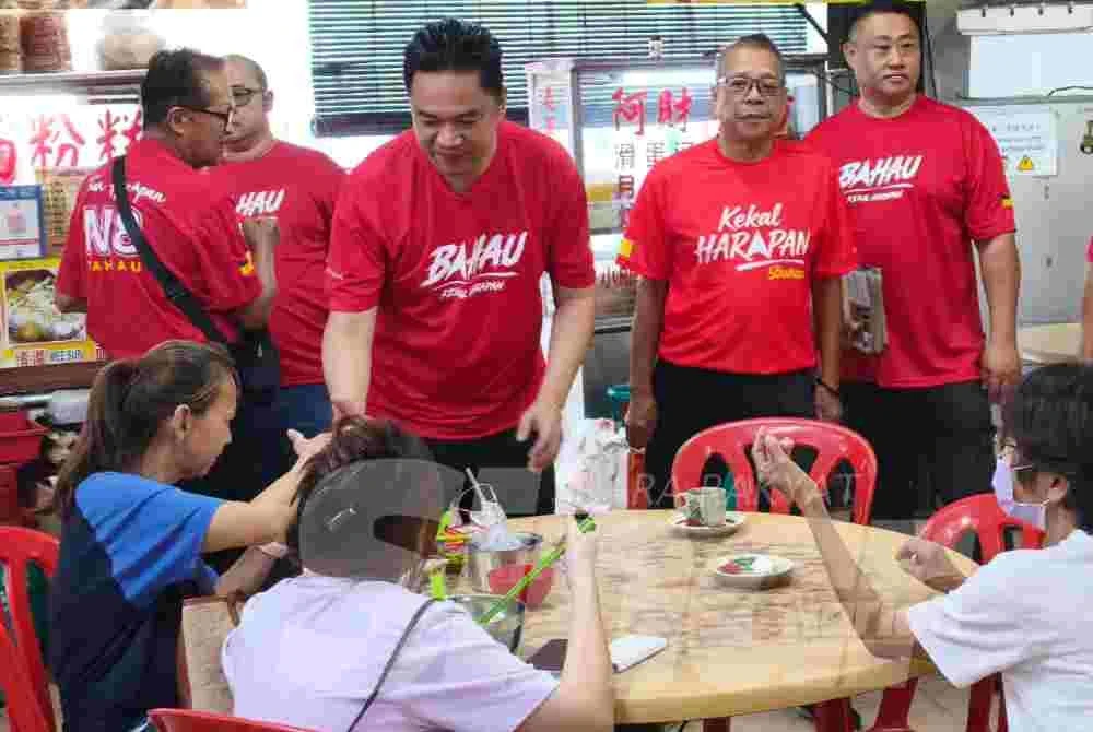 Kok Seong (tengah) ketika sesi walkabout di Bahau.