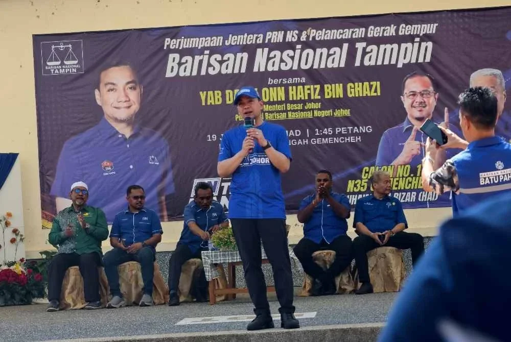 Onn Hafiz ketika berucap pada Program Perjumpaan Jentera PRN Negeri Sembilan dan Pelancaran Gerak Gempur Barisan Nasional Tampin di Dataran Kampung Tengah, Gemencheh, Tampin Ahad.