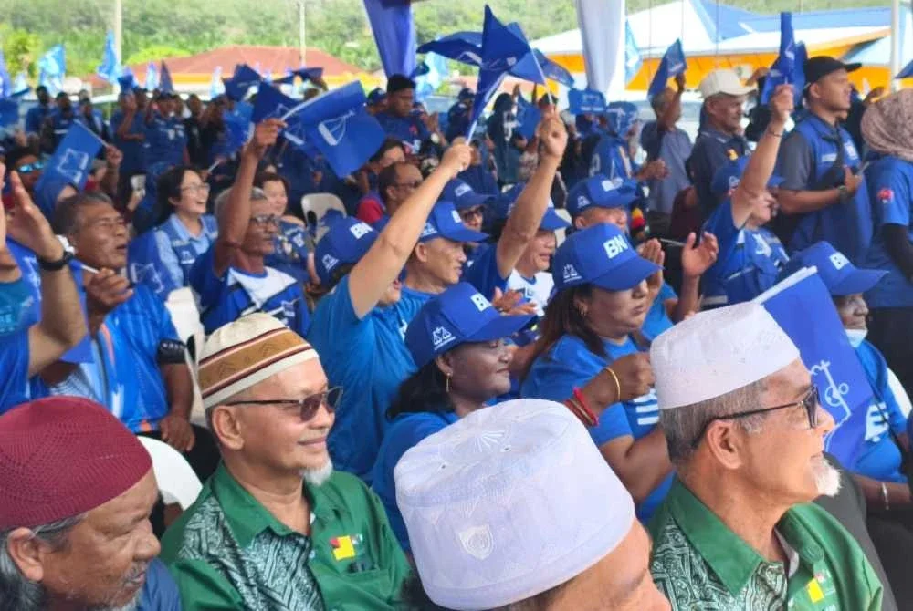 Antara penyokong BN yang hadir dalam Program Perjumpaan Jentera PRN Negeri Sembilan dan Pelancaran Gerak Gempur Barisan Nasional Tampin di Dataran Kampung Tengah, Gemencheh, Tampin pada Ahad.
