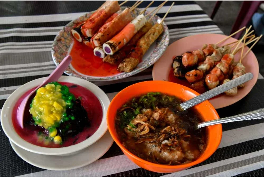 Menu utama yang terdapat di kedai Kak Tie Mee Celup Dua Amah di Kampung Raja. Foto Bernama