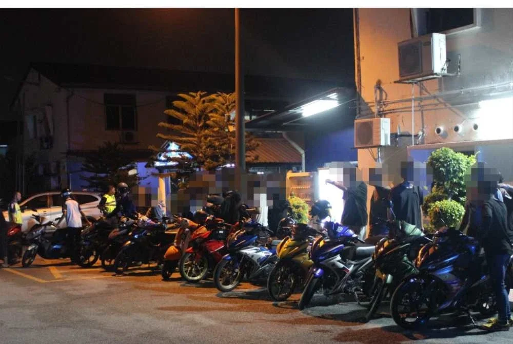 Antara individu yang diperiksa menerusi Op Samseng Jalanan di Lebuh Turi, Klang pada Ahad - Foto: IPD KLANG SELATAN