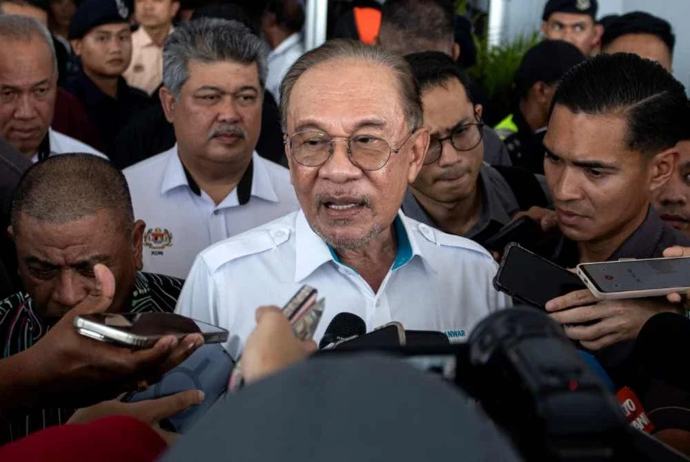 Anwar ketika sidang media selepas menghadiri program Madani Kita di Dewan Komuniti Taman Perpaduan pada Ahad. Foto Bernama