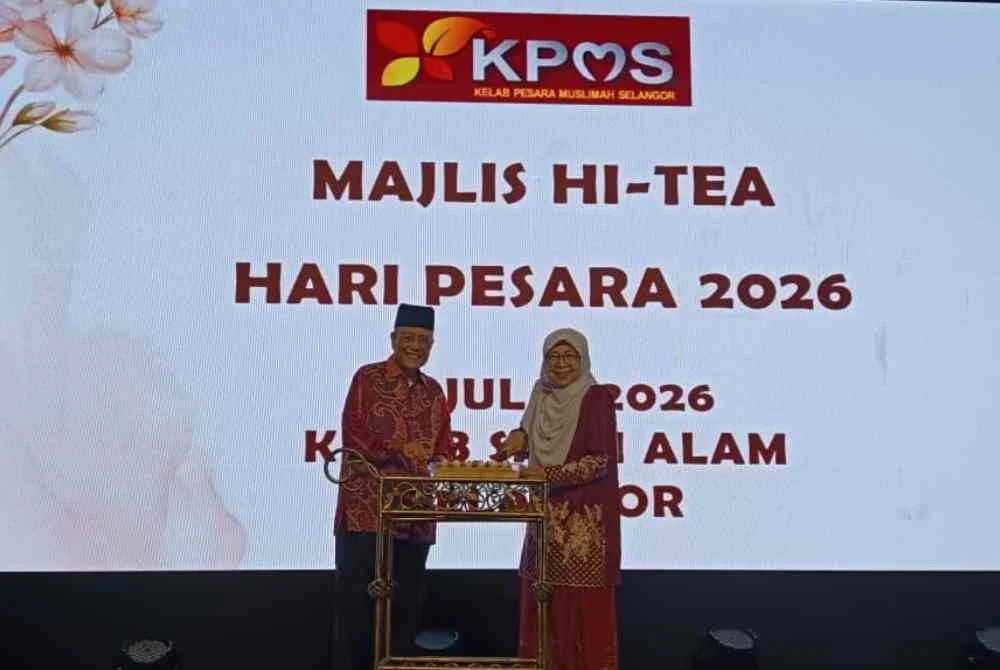 Abdul Aziz (kiri) menyempurnakan pelancaran Rumah Ngaji KPMS dengan diiringi Latiffah pada Ahad.