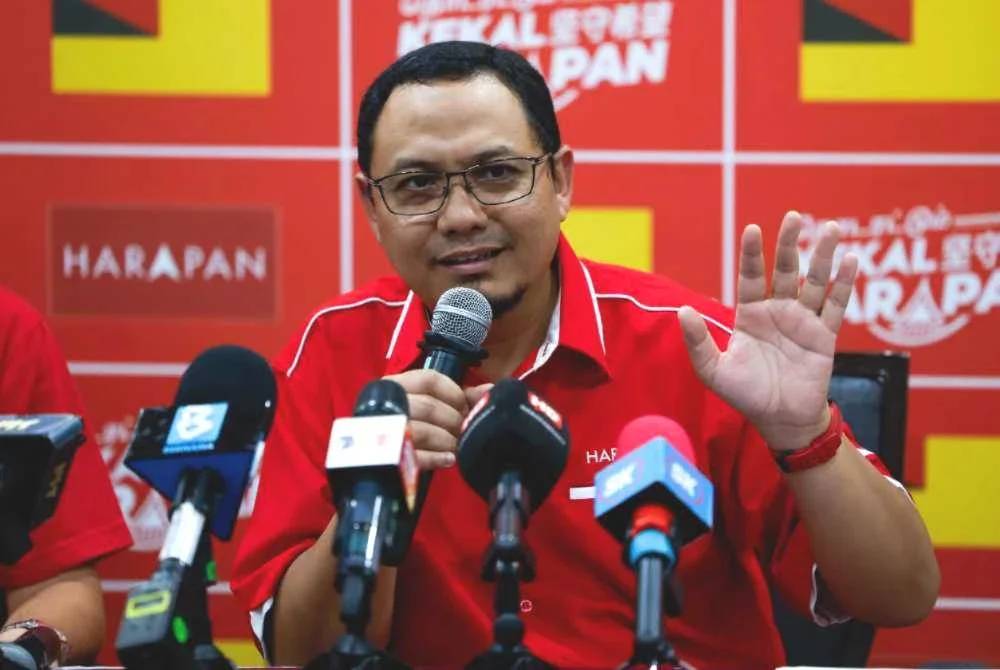 Muhammad Zaki ketika mengadakan sidang media di sebuah hotel pada Ahad. Foto Bernama