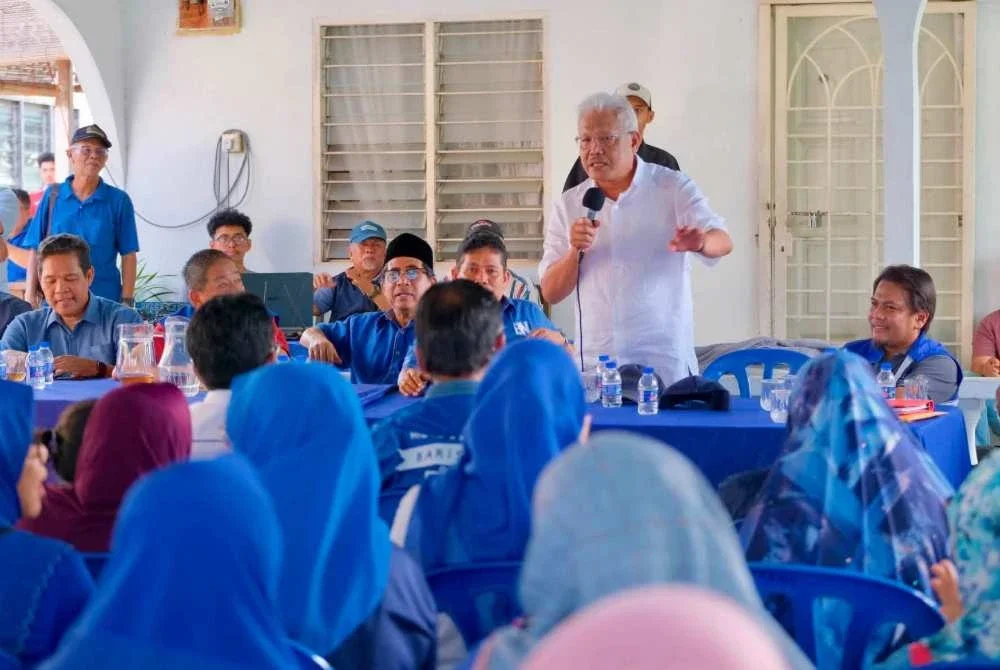 Berucap di pentas UMNO, Hamzah kata inilah kekuatan sebenar gelombang biru Berucap di pentas UMNO, Hamzah kata inilah kekuatan sebenar gelombang biru
