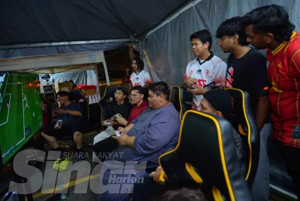 Kejohanan 2v2 EA FC PS5 antara tarikan utama program Riuh BOLA SINAR x redOne Mobile x RTM di Restoran Hakim, Seksyen 7, Shah Alam pada Ahad. Foto Sinar Harian - ASRIL ASWANDI SHUKOR