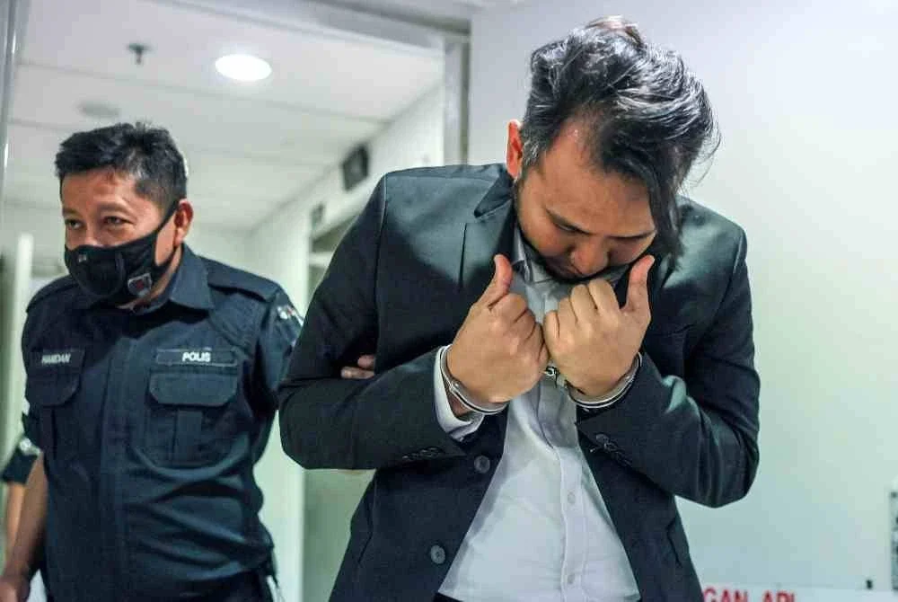 Seorang doktor pakar Otorinolaringologi (ENT) di sebuah hospital swasta di sini dikenakan hukuman penjara selama tujuh tahun dan tujuh sebatan oleh Mahkamah Sesyen di sini hari ini selepas didapati bersalah atas tujuh pertuduhan melakukan amang seksual fizikal terhadap seorang pesakit kanak-kanak lelakinya, pada tahun 2022 dan 2023. Foto Bernama.