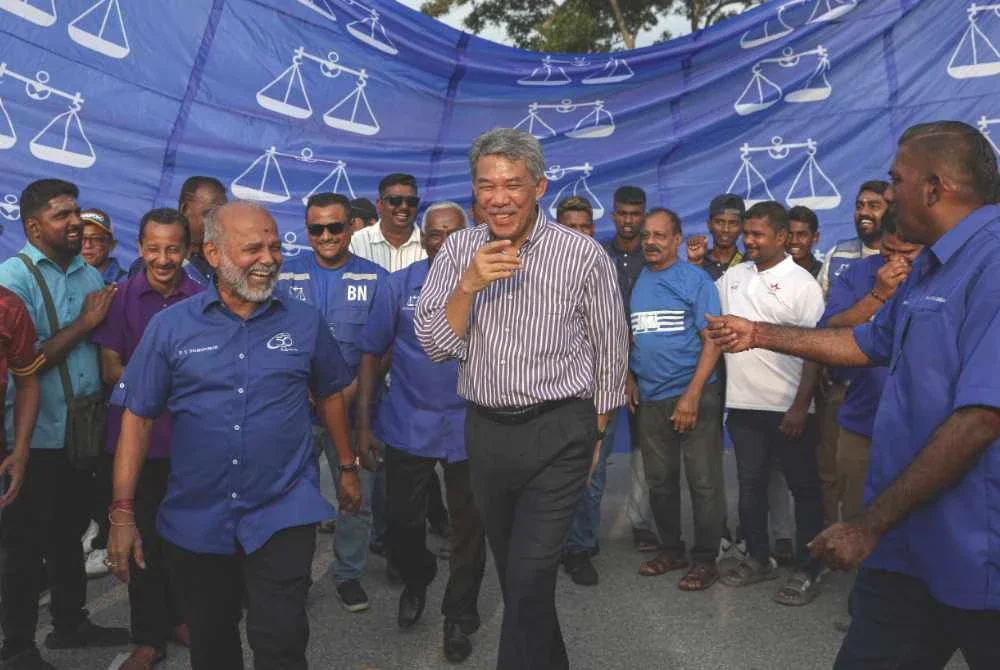 Mohamad beramah mesra dengan penduduk setempat pada program bersama warga Pusat Daerah Mengundi (PDM) Taman Kelab Tuanku di Mambau pada Ahad. Foto Bernama